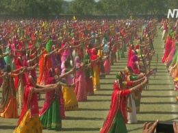 Более 2000 индианок побили рекорд Гиннесса, исполнив танец с мечами (видео)