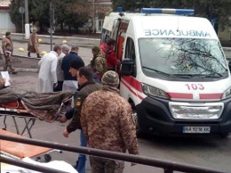 В Киев авиацией доставили раненных с Донбасса