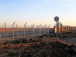 Вокруг одесского аэропорта устанавливают новый забор: прозрачный, с колючей проволокой и противоподкопной системой