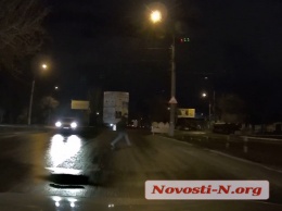 Как переходят дорогу в Николаеве: бегом и под колеса. ВИДЕО