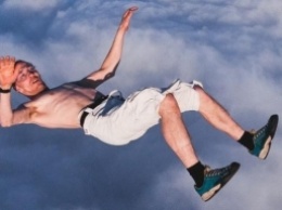 Мужчина прыгнул без парашюта с высоты более 7 километров