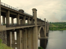 Кусок бетона с моста Преображенского упал на машину