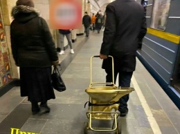 В киевском метро обнаружили золотой унитаз