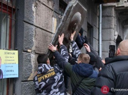 В Одессе националисты снесли еще один барельеф маршалу Жукову. Фото и видео