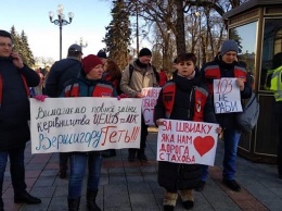 В центре Киева врачи "скорой" митинговали из-за сокращения и нечеловеческих условий работы