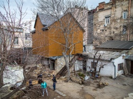 Без окон, дверей и на соплях: во дворике на Успенской появился на редкость уродливый нахалстрой