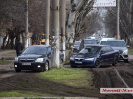 Улица Чкалова в Николаеве перекрыта - водители объезжают по трамвайным путям