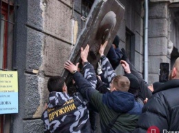 В Одессе снесли барельеф маршалу Жукову