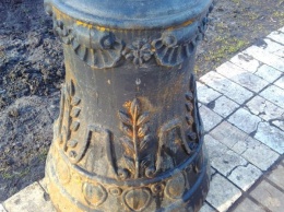 В Мариинском парке из-за ржавчины меняют установленные месяц назад фонари