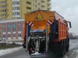 В Киеве с ночи обрабатывают дороги хлоридами и чистят снег