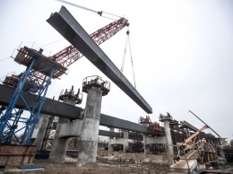 Строительство Подольского моста: на путепроводе установили первые балки
