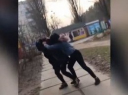 Били и унижали: столичные школьницы снимали на видео издевательства над 9-классницей