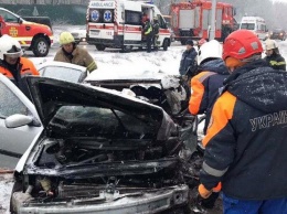 Вырезали из авто погибшего: на въезде в Киев произошло страшное ДТП
