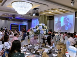 В Сингапуре влюбленные сыграли свадьбу онлайн из-за коронавируса