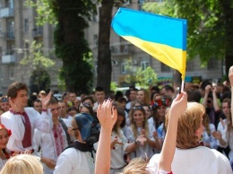 Большинство украинцев хотят прекращения войны, повышения пенсий и стабилизации цен