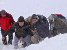 На востоке Турции за сутки сошло две лавины, погибли более 30 человек