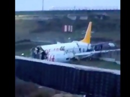 В Стамбуле самолет врезался в ограждение и переломился пополам