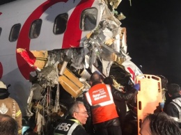 Авария в аэропорту Стамбула: 52 пострадавших, спасатели разрезают корпус самолета