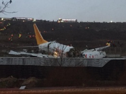 В аэропорту Стамбула лайнер с пассажирами выкатился за посадочную полосу и развалился на три части. Фото