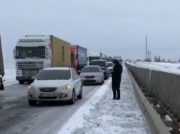 На дороге между Николаевом и Херсоном из-за погодных условий образовалась пробка (ВИДЕО)