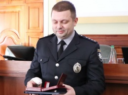 В Харькове полицейскому, спасшему заложницу, вручили документы на квартиру (фото)