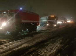 Снежный покров достигает 20-ти сантиметров, 1000 авто застряли: как обстоит ситуация на дорогах Украины (ФОТО, ВИДЕО)