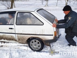 Полицейские помогли освободить 70 машин из снежного плена в Одесской области