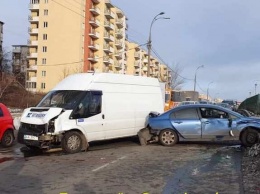 На Отрадном авто с беременной женщиной попало в ДТП