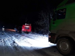За ночь на Днепропетровщине из снега достали 12 машин