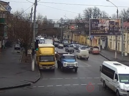 Киевский грузовик немецкой почтовой компании снес светофор на одесской Молдаванке