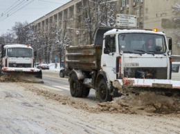 На харьковские дороги за день высыпали 900 тонн соли и песка