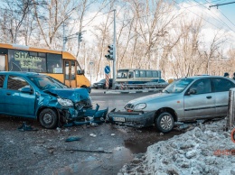 В Днепре на Запорожском шоссе столкнулись Daewoo и ZAZ: четырех пострадавших забрала скорая