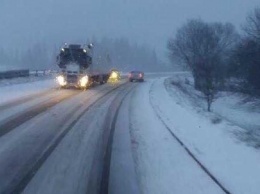 Водителю, застрявшему на заснеженной трассе в Запорожской области, стало плохо