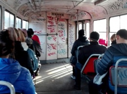 В Кривом Роге вагоны скоростного трамвая уродуют "юные граффити художники"