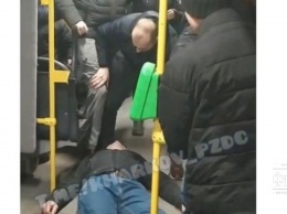 В Харьковском троллейбусе до полусмерти избили парня за то, что у него не было билета