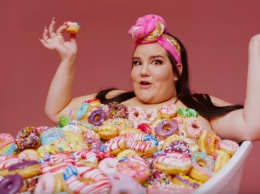 Победительница Евровидения Нетта Барзилай предстала в ванной с пончиками в новом клипе Ricki Lake