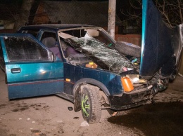 В Бортничах пьяный неадекват разбил машину о забор