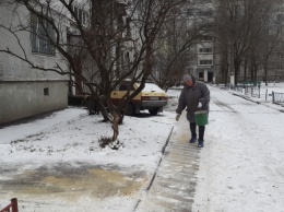 В Заводском районе чистили пешеходные дорожки и подходы к домам