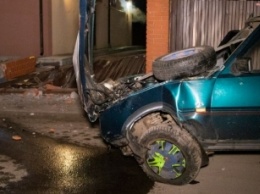 В Киеве пьяный водитель снес забор дома и уснул в автомобиле полицейских (видео)