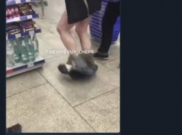 В супермаркете Днепра пьяный покупатель разгуливал без штанов и пытался справить нужду
