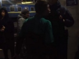 Подростки устроили дебош в поезде «Киев - Кривой Рог»: ЧП попало на камеру