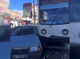 В Днепре на проспекте Мира трамвай ударил ВАЗ и протащил его пару метров