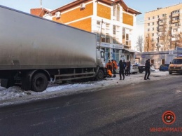 В Днепре грузовик влетел в частный сектор и врезался в газовую трубу