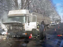 В Днепре на оживленной дороге загорелась фура