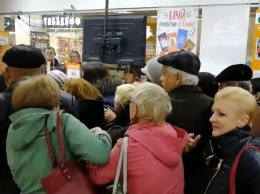 "Русский мир" во всей красе: пенсионеры в РФ устроили жесткий махач из-за дешевого порошка (видео)