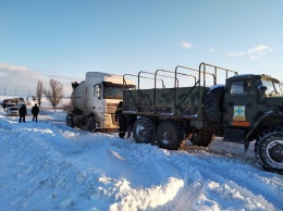 В снежном плену оказались 8 автомобилей на Херсонщине