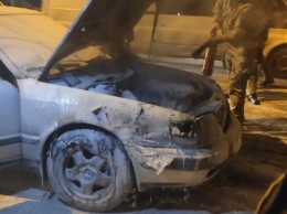 Львовские полицейские по дороге в зону ООС помогли водителю потушить горящий автомобиль