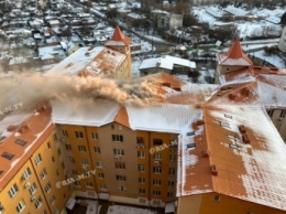 В Харькове в элитном районе горит жилой дом ( фото, видео)