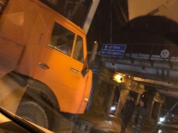 На въезде в Черноморск грузовик снес ограничитель высоты