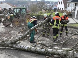 Мощный ураган парализовал авиационное и железнодорожное сообщение в Германии